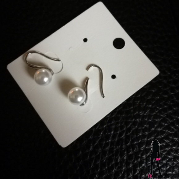 Pearl Earrings in Silver - Picture 3 of 3